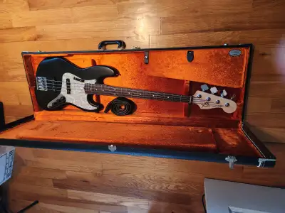 SUPERBE Fender Jazz Bass USA! W/Hard Case! Comme neuve! SHIPS!, View more