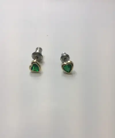 Description: Beautiful vintage stud earrings crafted in 14k yellow gold with heart-shaped green gems...