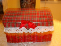 Couturier en rotin, couvert en tissu, de couleur rouge