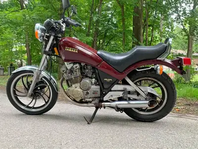 Profitez de l'été en toute liberté. Burgundy Yamaha Maxim 400 motorcycle has a 400cc air-cooled engi...