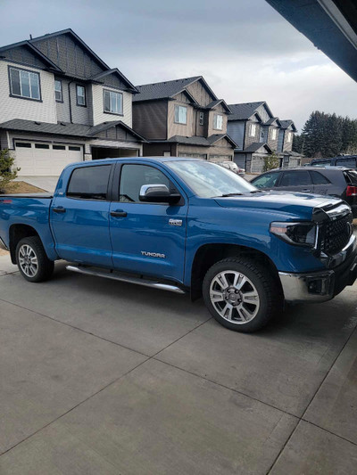 2020 tundra SR5 trd4x4 ACTIVE  One owner 