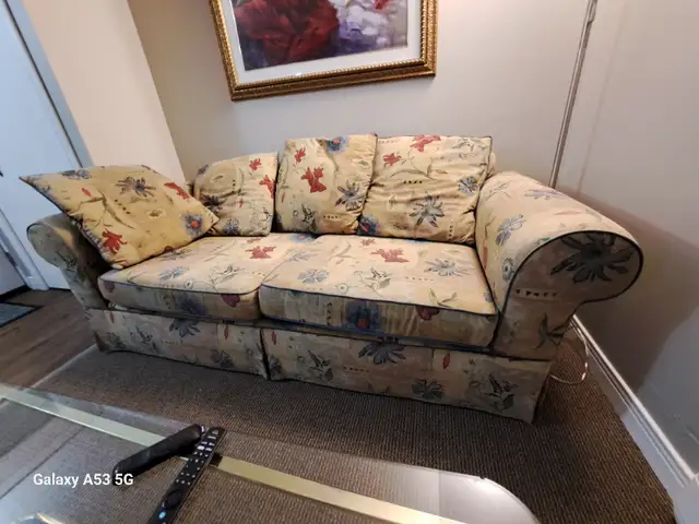 couch/ chesterfield in Couches & Futons in Napanee - Image 3