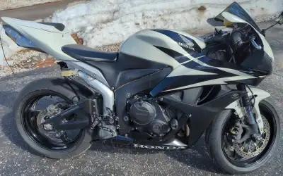 Well-maintained 2007 Honda CBR600RR sport bike with only 17,010 km. This bike was imported from the...
