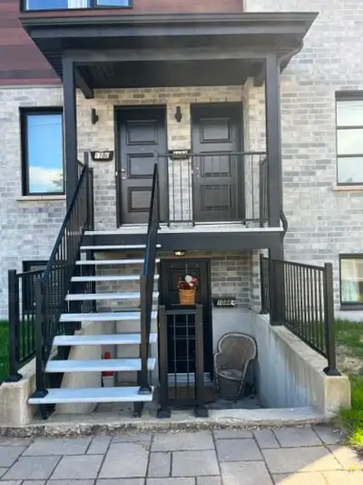 Beau condo 5 1/2 presque neuf au demi-sous-sol situé au 1098 rue Westgate à Longueuil. Comprends air...