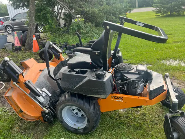 zero turn lawnmower in Lawnmowers & Leaf Blowers in London - Image 3
