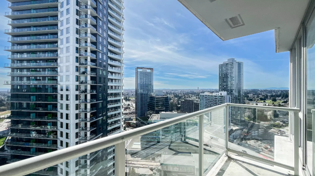 Surrey Centre 577 sqf for rent near sky train  $1580