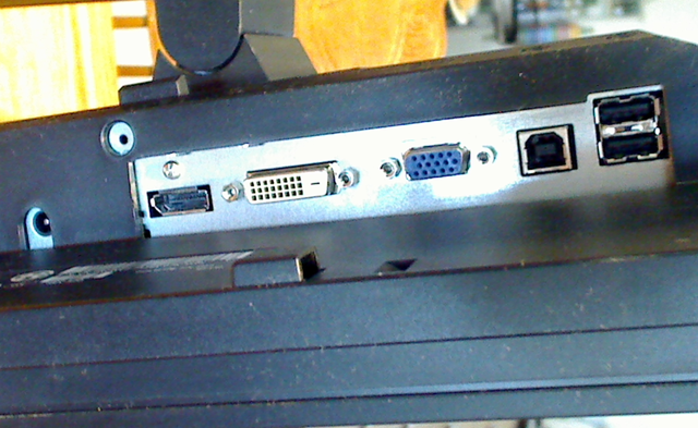 23" Dell U2311H Flat Panel Monitor Hi-Def w/Deluxe tilt Stand in Monitors in City of Toronto - Image 4