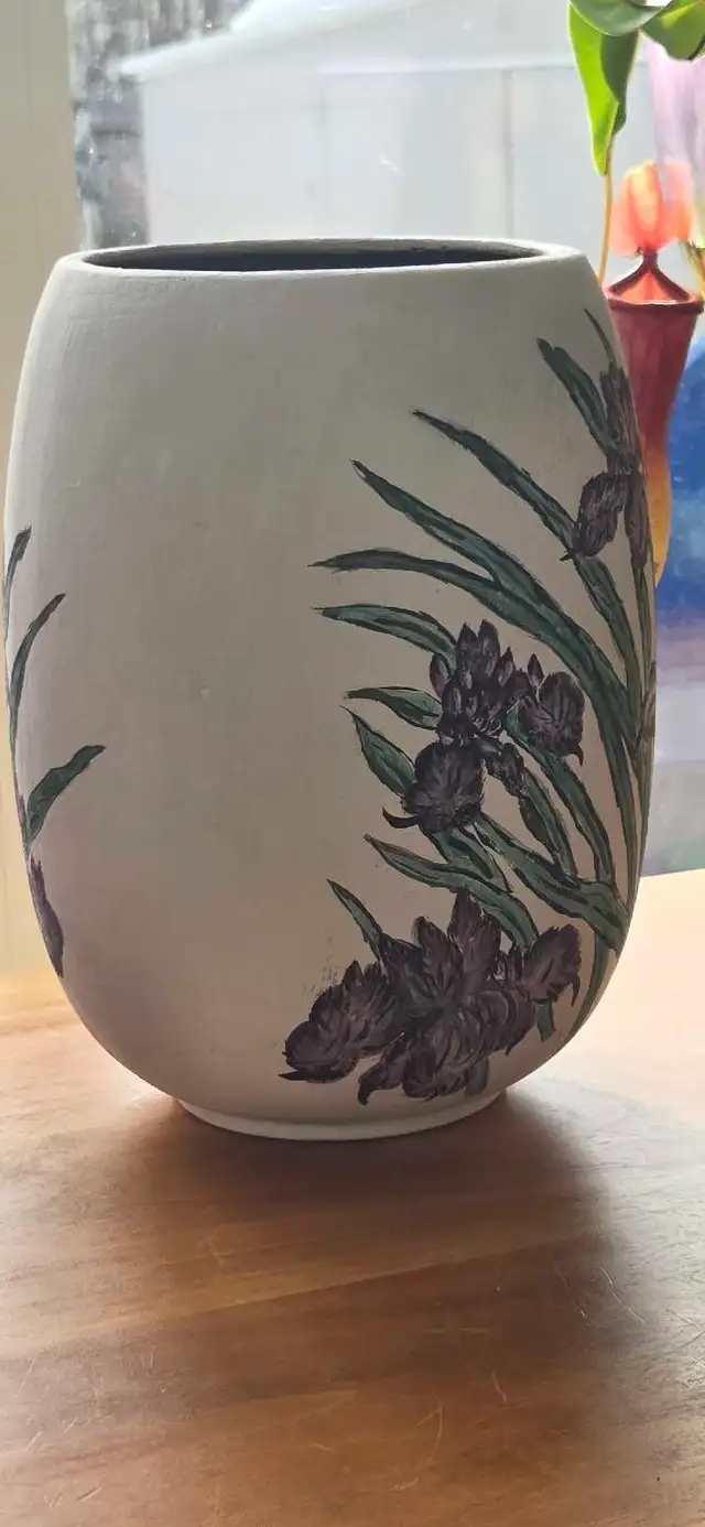 ONE OF A KIND HAND VASE BY E.E. CERAMICS CAMROSE ALBERTA in Arts & Collectibles in St. Albert - Image 5