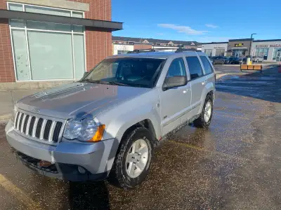 Jeep Grand Cherokee AWD Fully loaded with sunroof 188000km Runs and Drives great. Comes with a extra...