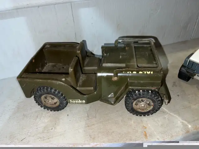 2 VINTAGE TONKA TRUCKS - MILITARY JEEP / TOW TRUCK IGUANA TOWING in Arts & Collectibles in Mississauga / Peel Region - Image 4