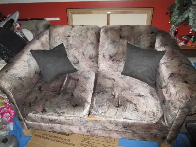 sofa  2 places très propre !!! inclus base pour les grand e !!!, View more