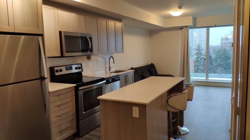 411 Mackay- 1 Bed + Den, 2 Bath Condo/Parking/Gym/Walk score 94 2