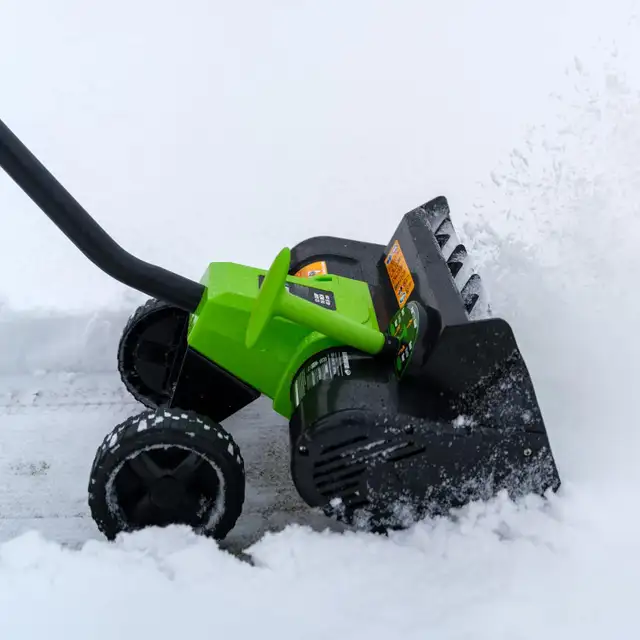Earthwise SN70016 Corded Electric Snow Shovel Blower, Brand New in Snowblowers in Markham / York Region - Image 5