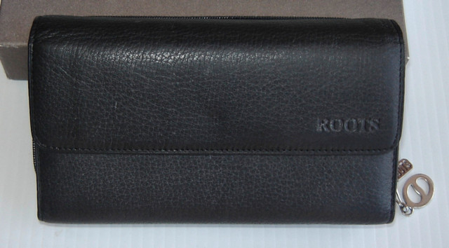 Vintage Roots Ladies Clutch Wallet Black Leather - New in Box in Women's - Bags & Wallets in City of Toronto - Image 4