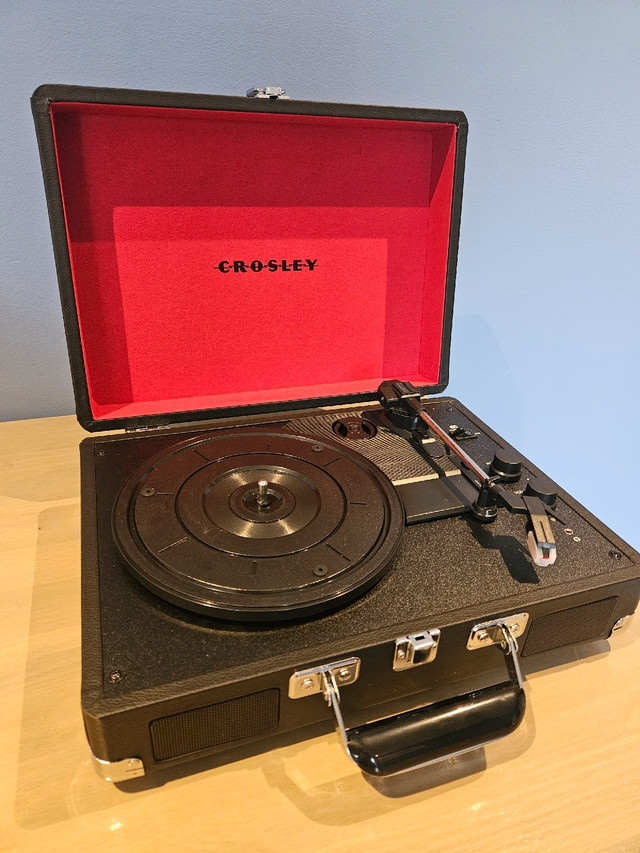 Crosley CB8005F record player in Stereo Systems & Home Theatre in Kitchener / Waterloo