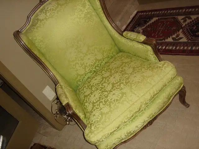 Formal Armchair, loose cushion, wood  accents, classy in Chairs & Recliners in Kelowna - Image 4