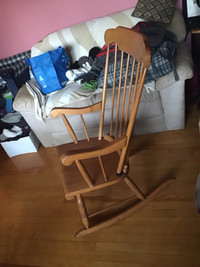 Chaise berçante en bois 