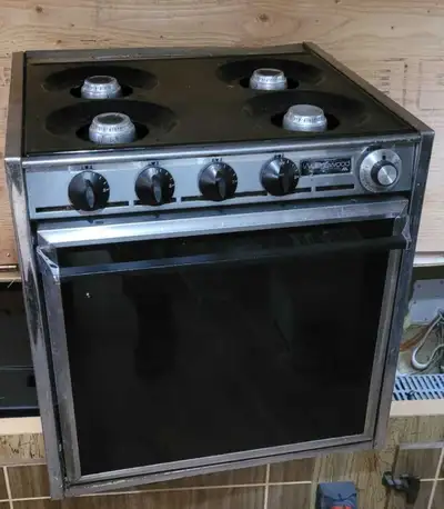 Cuisinière entièrement fonctionnelle au propane pour roulotte. Dim: Largeur: 19.5" Hauteur: 21" Prof...
