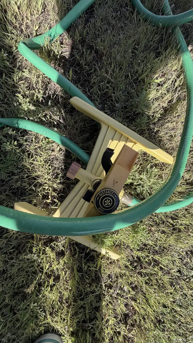 Arroseur oscillant avec boyau d'arrosage in Outdoor Tools & Storage in West Island - Image 3