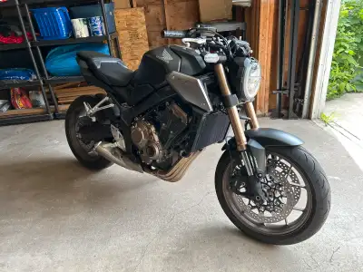 I'm selling my sleek 2022 Honda CB650R Neo cafe racer motorcycle, known for its refined inline-four...