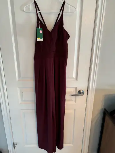 Maroon, size medium Never been worn Ordered and didn’t like the fit: was past the return date.