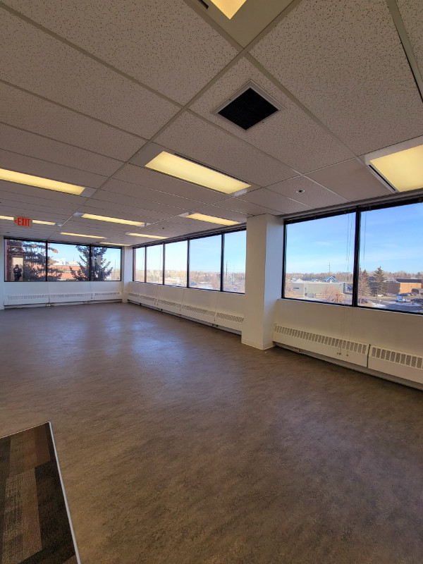 PRIVATE OFFICE AND CO-WORKING SPACE FOR RENT IN CALGARY in Commercial & Office Space for Rent in Calgary - Image 2