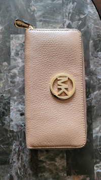 MK woman leather wallet, Portefeuille en cuir MK pour femme,