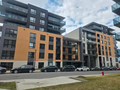 Condo 3,5 pièces lumineux et moderne situé au 4eme étage du projet Città à Saint-Léonard. Il compren...