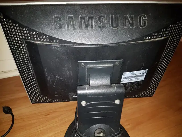 2 for $30 - USED OLDER MODEL COMPUTER MONITORS in Monitors in City of Toronto - Image 4