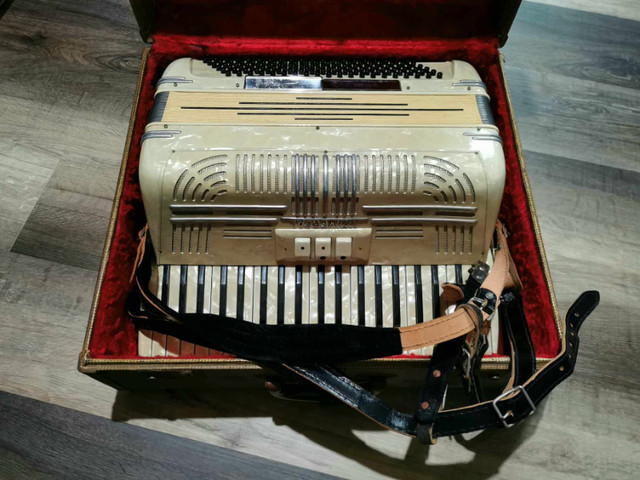 Vintage Universal Accordion in Pianos & Keyboards in Nelson - Image 2