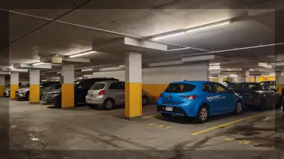 The indoor heated parking is located in the residential building Jardin Windsor. It is available fro...