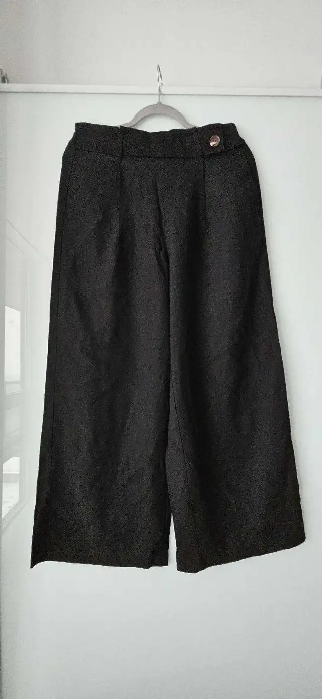 Negotiable - Beautiful Black Wide Leg Culottes Pants, Size 6 in Women's - Bottoms in City of Toronto - Image 3
