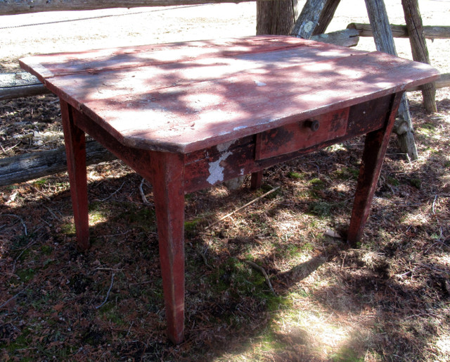 Antique Primitive Pine Table That Needs Works $65 in Arts & Collectibles in Ottawa - Image 2