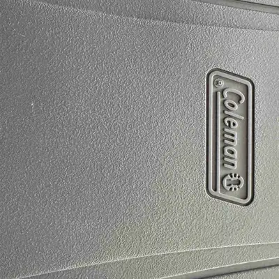 Voici une glacière électrique Coleman 12 volts, parfaite pour garder vos boissons et aliments au fra...
