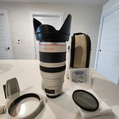 CANON lens 28-300mm  1:3.5-5.6 L IS USM in mint condition
