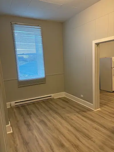 Located in a hertiage building in downtown Stirling, this one bedroom upper floor apartment offers m...