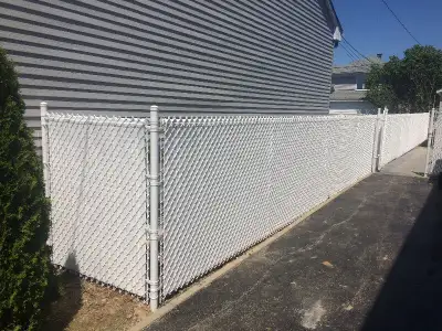 Entrepreneur spécialisé en clôture Vente-réparation et installation Résidentiel Laval et rive nord C...