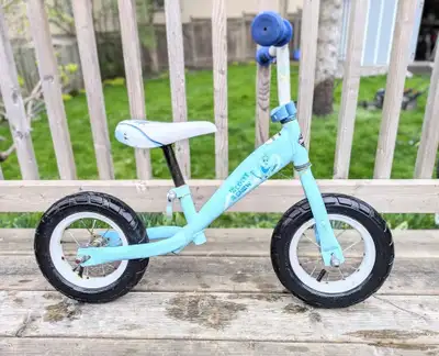 A Huffy "Frozen" Olaf balance bike for toddlers. In good working condition. Comes equipped as you se...