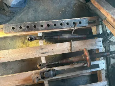 2 Top link (Bras 3 point) pour tracteur (30$ pour les 2) 1 barre troué (25 $)