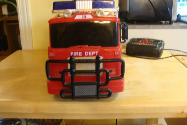 Camion de pompier rouge vif in Toys & Games in Laval / North Shore - Image 5