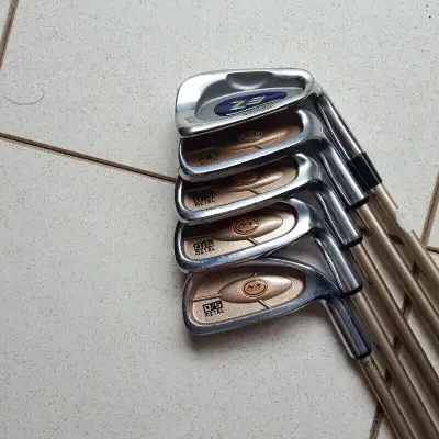 Sac de golf Mizuno avec batons. Fer Spectra 3-5-7-9. Bois spectra 1-3. Putter spectra. Tiges en grap...