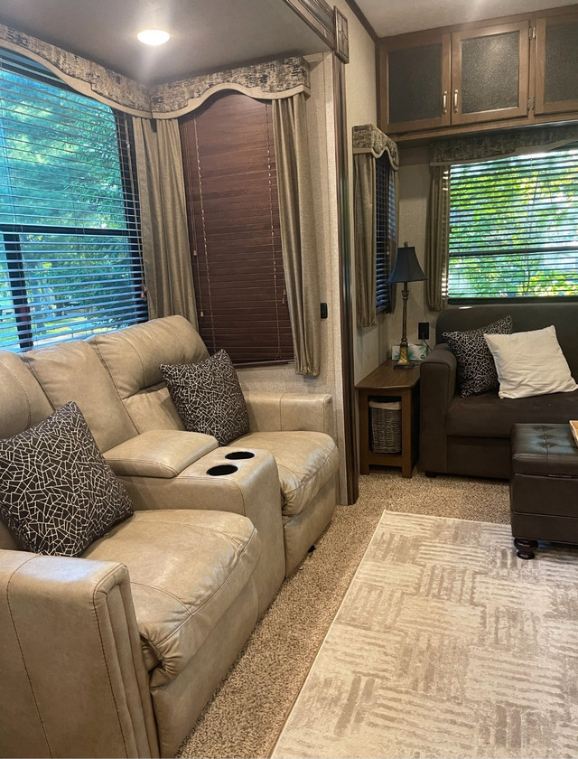 2017 40’  Destination Trailer (Retreat by Keystone)  in Park Models in Kawartha Lakes - Image 4