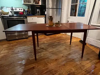 Magnifique table de salle à manger en teck mid-century. Vintage mais en très bon état, il y a 2 marq...