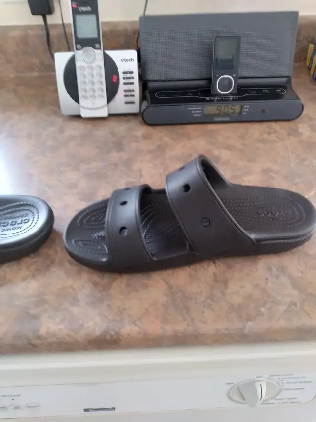 WOMEN'S SIZE 9 CROCS SANDALS in Women's - Shoes in City of Halifax - Image 6