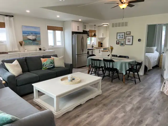 Reno’d 3 bdrm House steps to beach in Ontario in Canada - Image 2