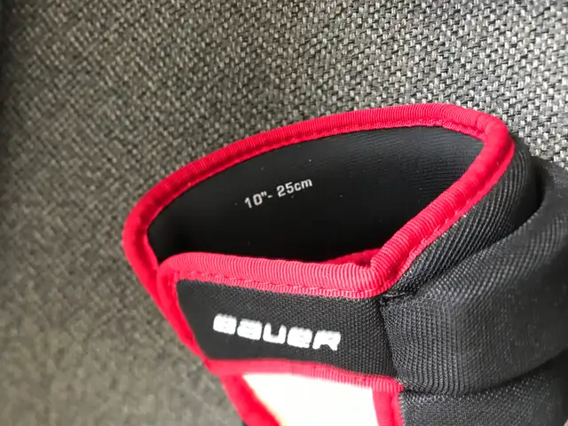 Like new 10 inch Bauer hockey gloves for kids  in Hockey in Hamilton - Image 4