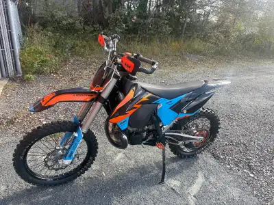 This is my 2016 sx250 hardly driven first owner broke his leg day one and was scared to drive it. I...