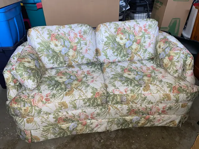 Beautiful Solid Construction Floral Couch in Couches & Futons in Peterborough - Image 7