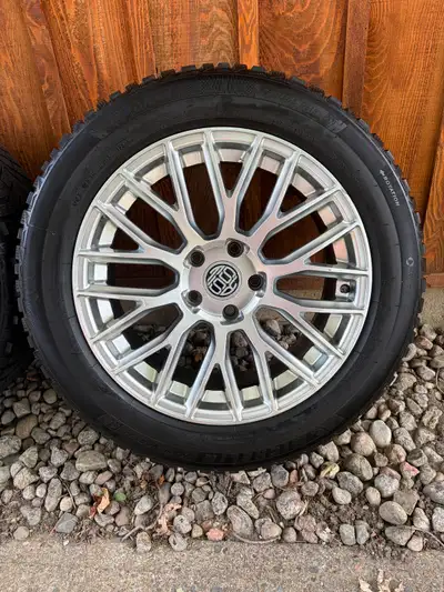 4 pneus d'hiver à clous - Michelin Xice 225/55/R18 4 mag bolt pattern 5 x 120 Utiliser 1 hiver sur u...