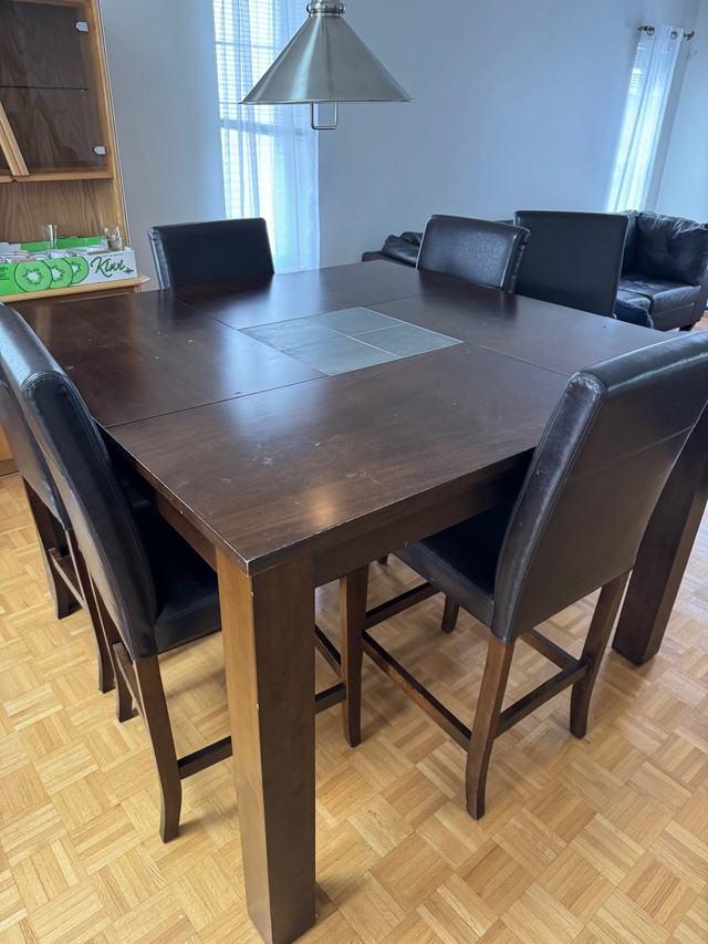 Table 54x54x37 e 6 chaises dans Mobilier de salle à manger et cuisine  à Laval/Rive Nord - Image 4